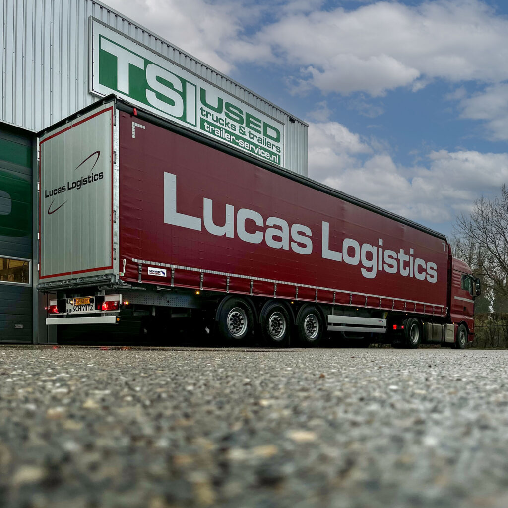 Nieuwe Schmitz-trailer voor Lucas Logistics staat geparkeerd voor het gebouw van TSI Dongen.